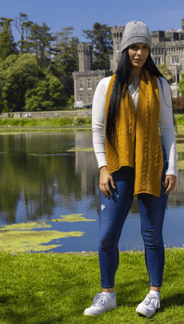Regular scarf with cable design