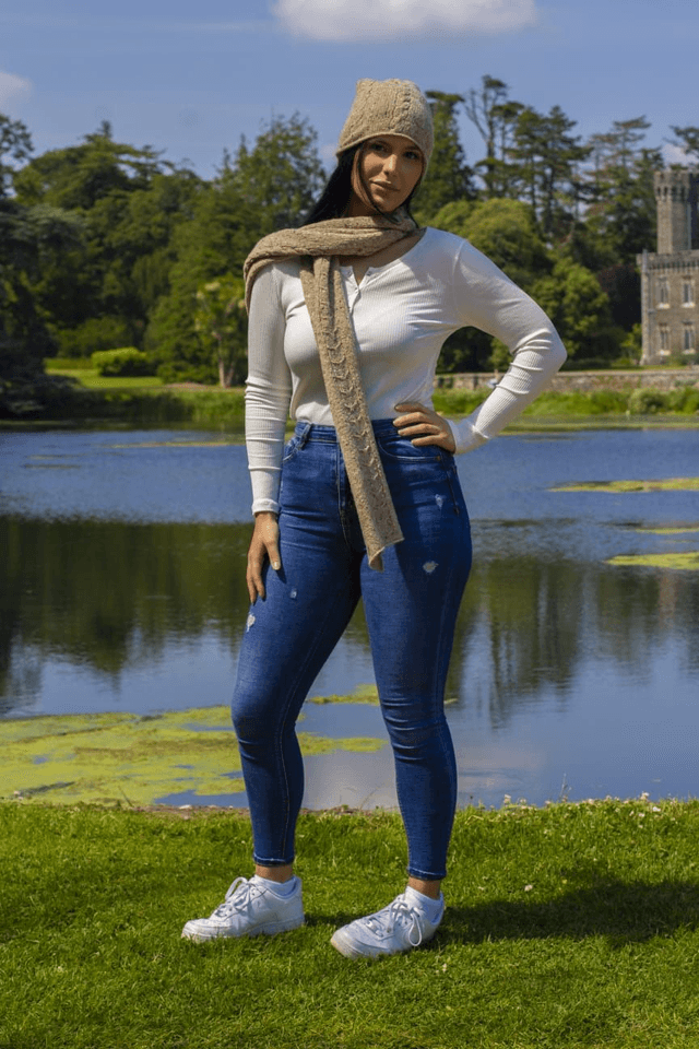 Regular scarf with cable design